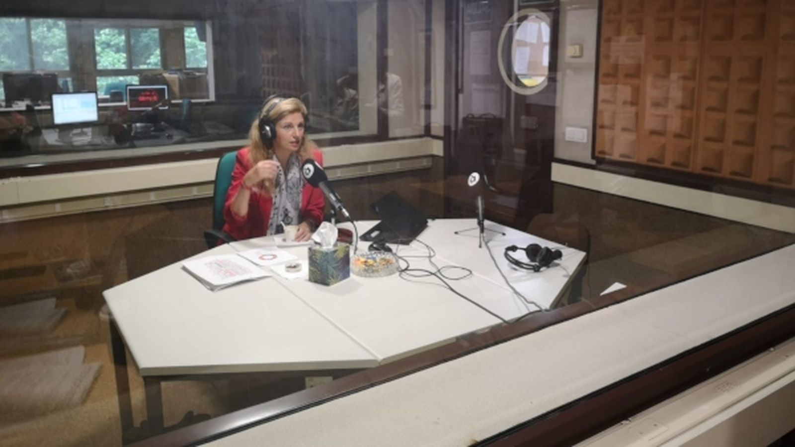 Amparo Marco en la redacció d'À Punt Notícies a Castelló