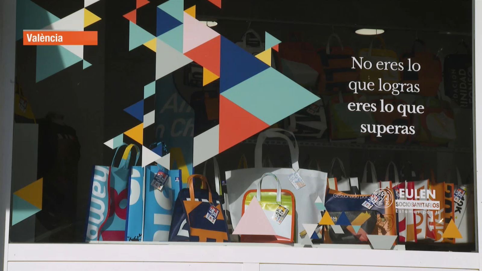 Al taller al centro de la ciutat es reciclen les deixalles que generen en una gran multitud d'esdeveniments esportius