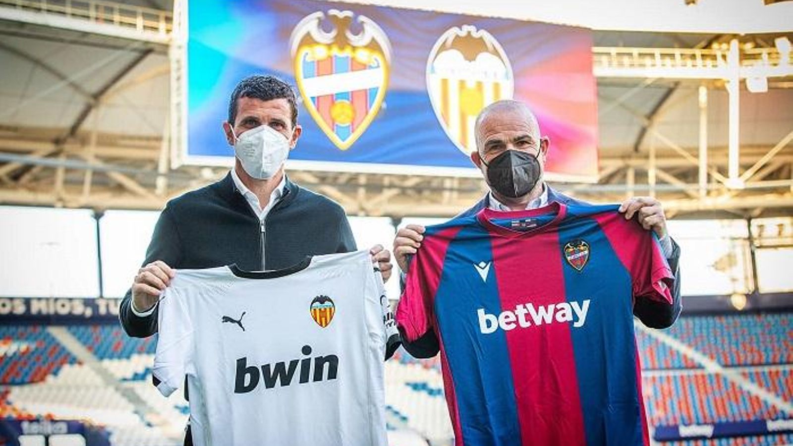 Llevant UE i València CF juguen el derbi més estrany Llevant UE i València CF juguen el derbi més estrany