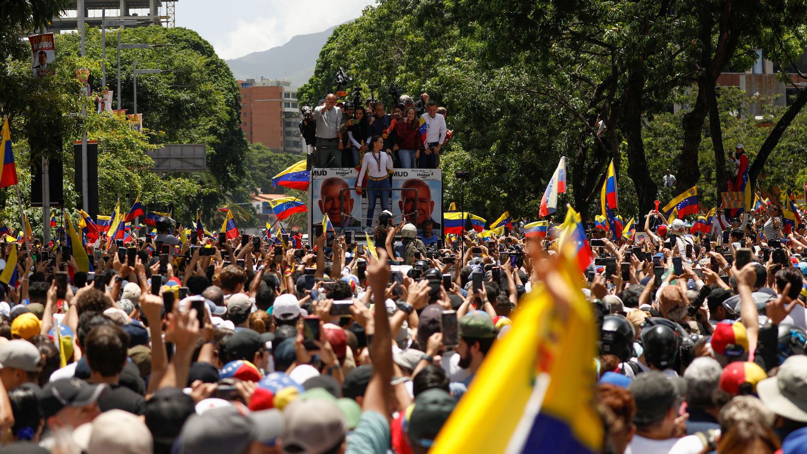 Multitudinària protesta de l'oposició antichavista, autoproclamada guanyadora de les eleccions presidencials a Veneçuela, este dissabte