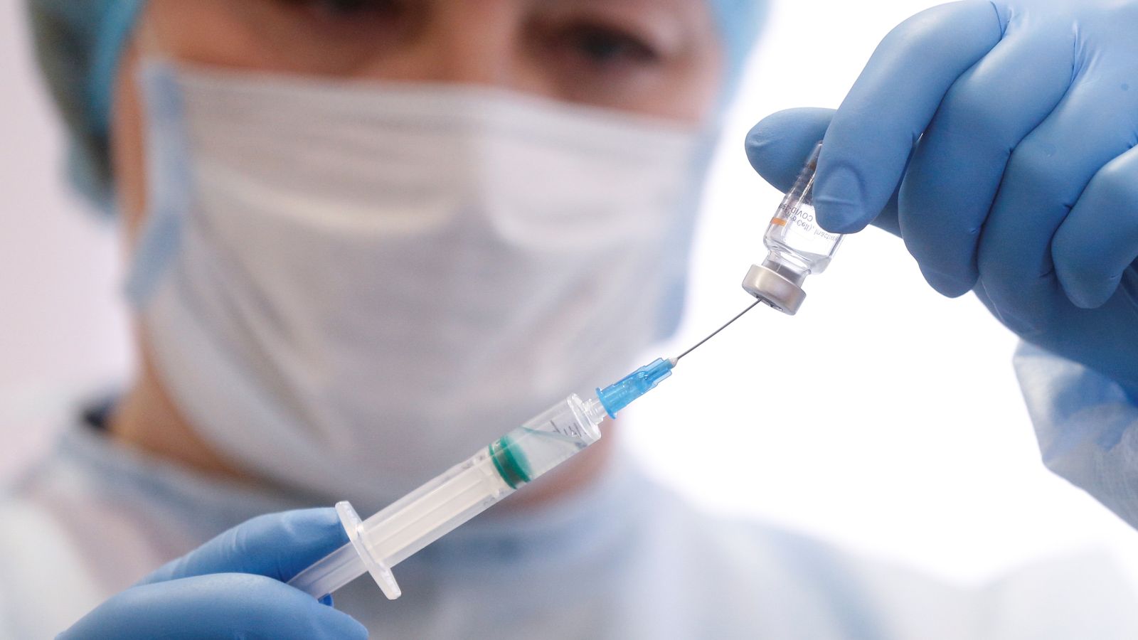 Una sanitària extrau una dosi de la vacuna contra el coronavirus