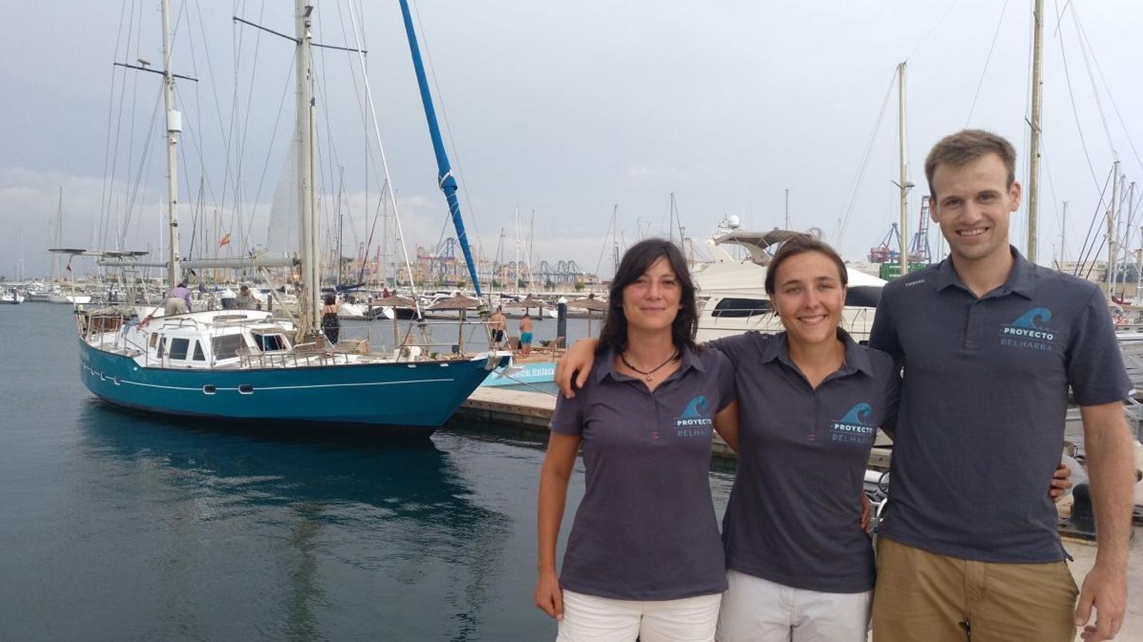 Els integrants del projecte, amb el Belharra.