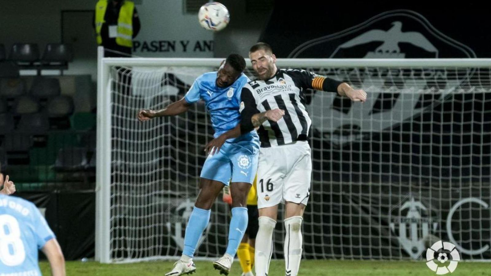 Gálvez lluita per la pilota amb un jugador del Girona