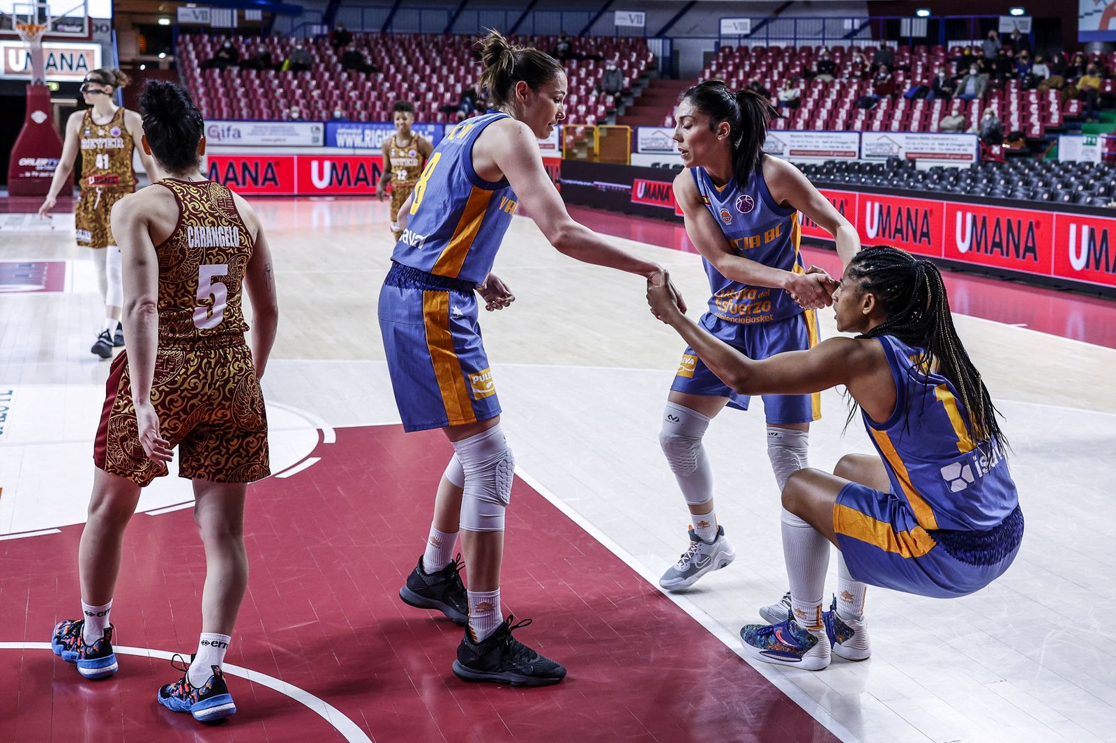 Xoc entre el València Basket i el Reyer Venezia al Palasport Taliercio