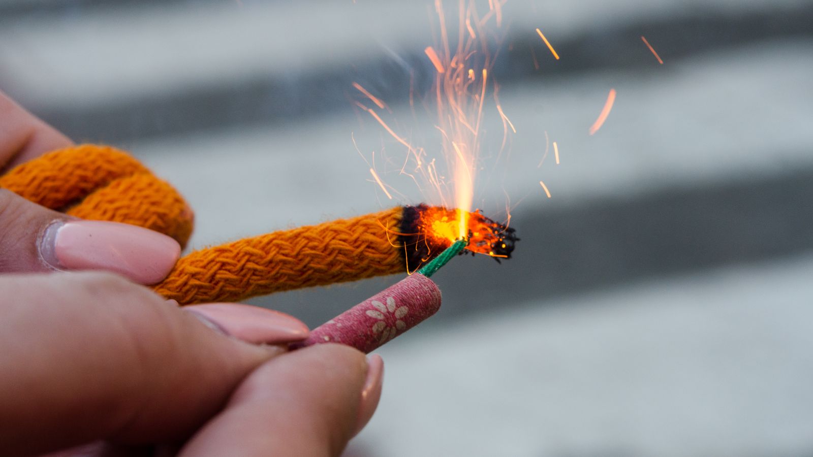 Una dona encén un petard