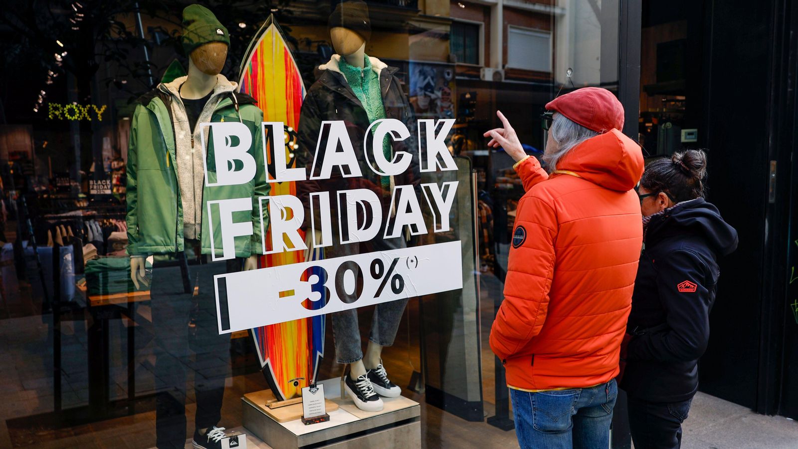 Un cartell anuncia les rebaixes del Black Friday en un comerç