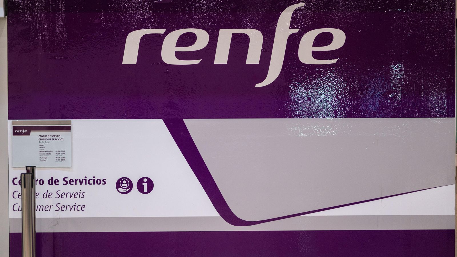 La reunió entre sindicats, Ministeri de Transports i Generalitat de Catalunya ha acabat amb la desconvocatòria de la vaga La reunió entre sindicats, Ministeri de Transports i Generalitat ha acabat amb la desconvocatòria de la vaga