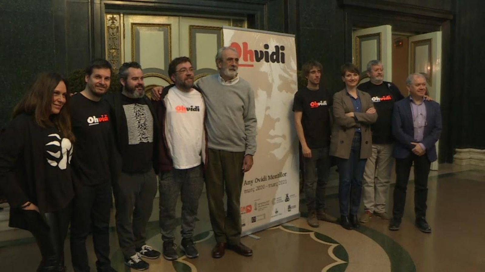 Integrants del col·lectiu Ovidi Montllor, el director de l'IVC i el regidor de Cultura d'Alcoi