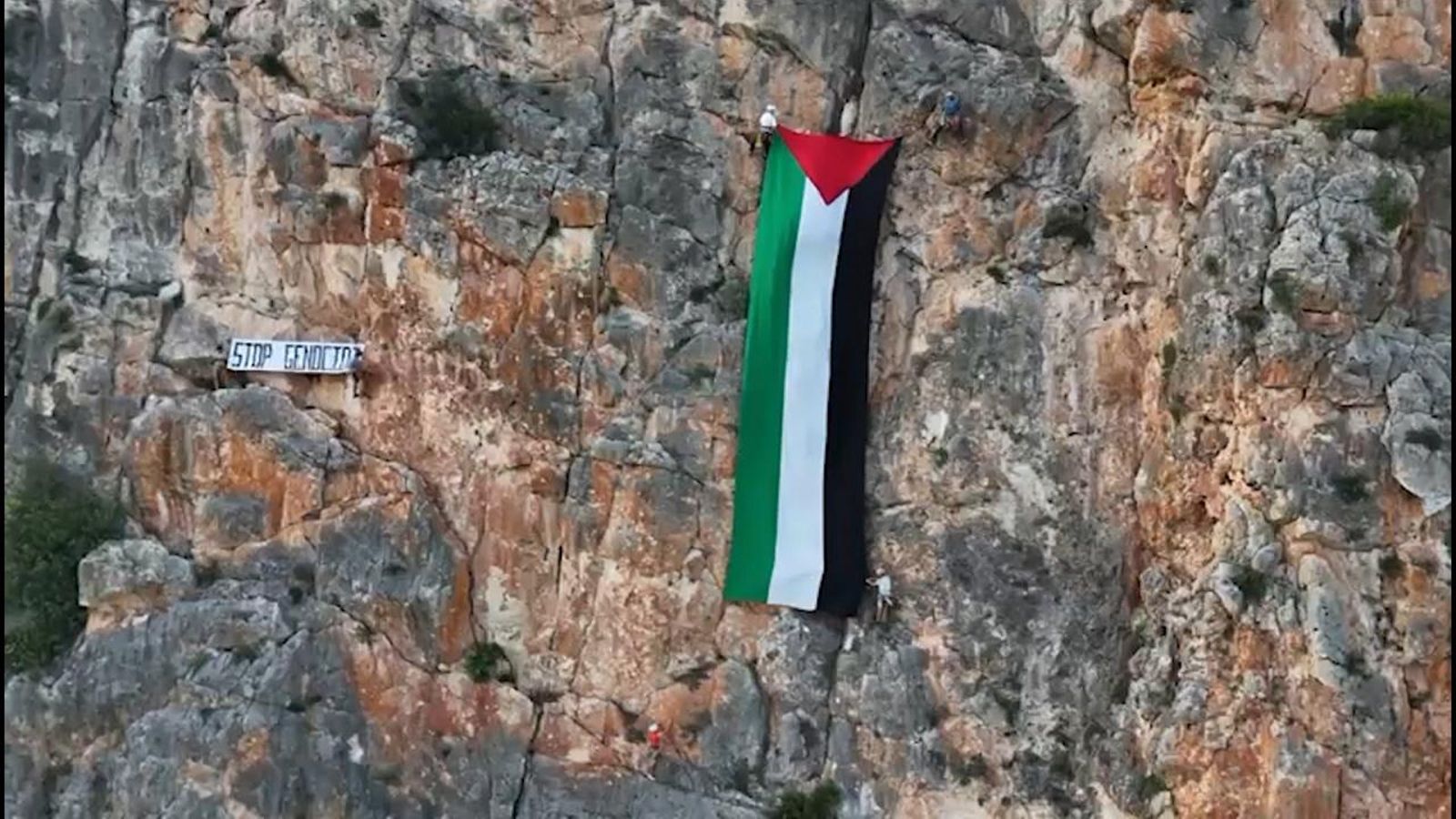 Bandera palestina i cartell desplegats al Tallat Roig