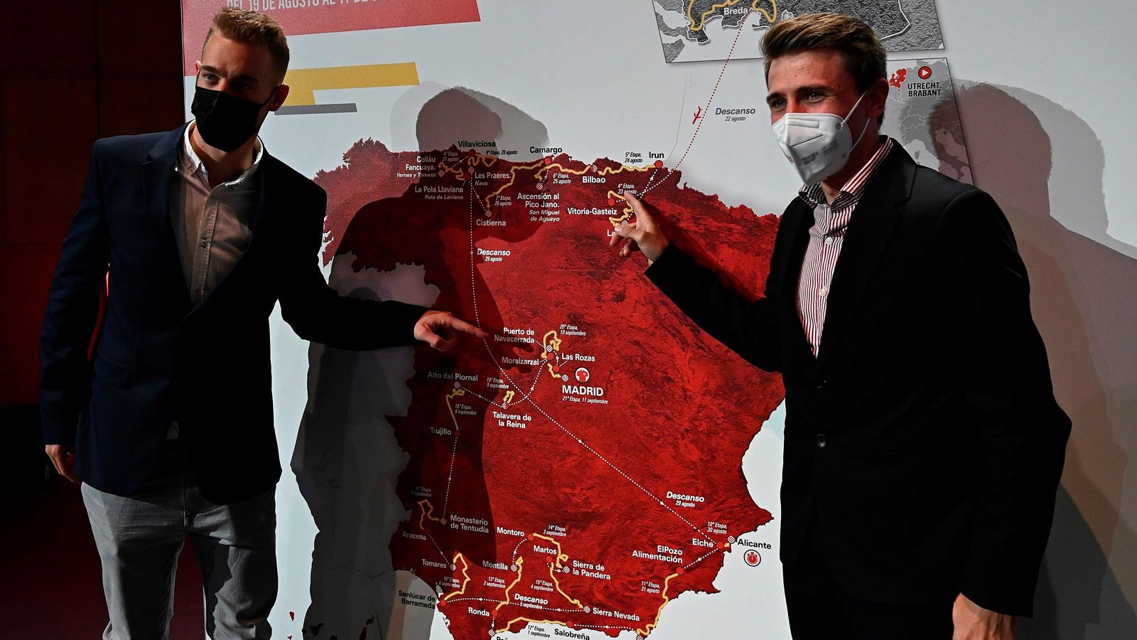 Els ciclistes Jonathan Lastra i Jesús Herrada durant la presentació del recorregut de La Vuelta