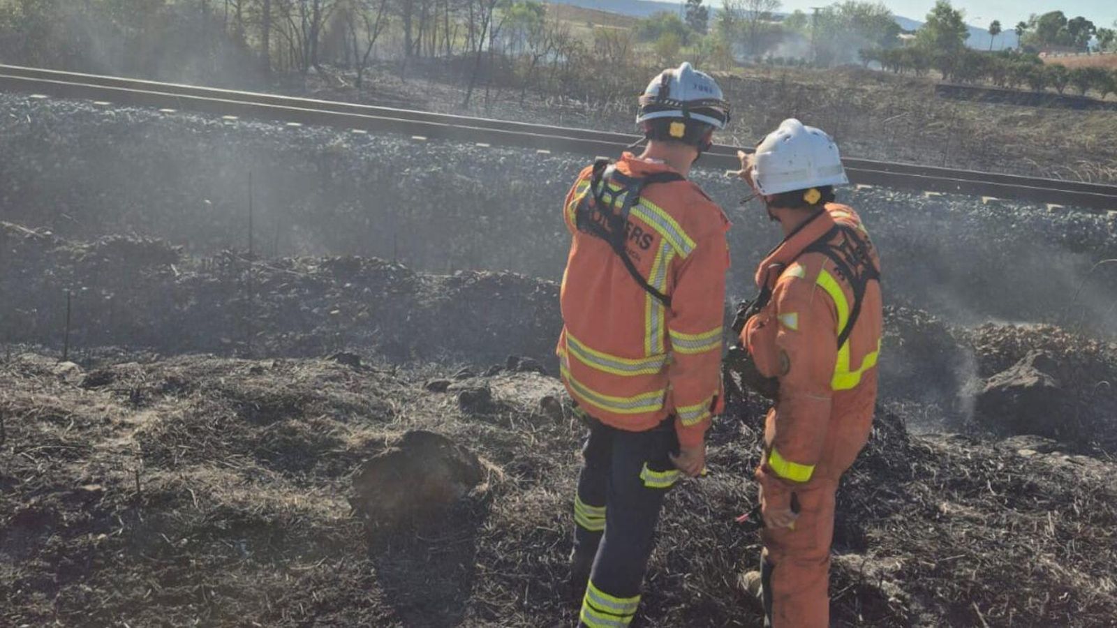 Els bombers del Consorci de València treballen al costat de les vies de Metrovalència