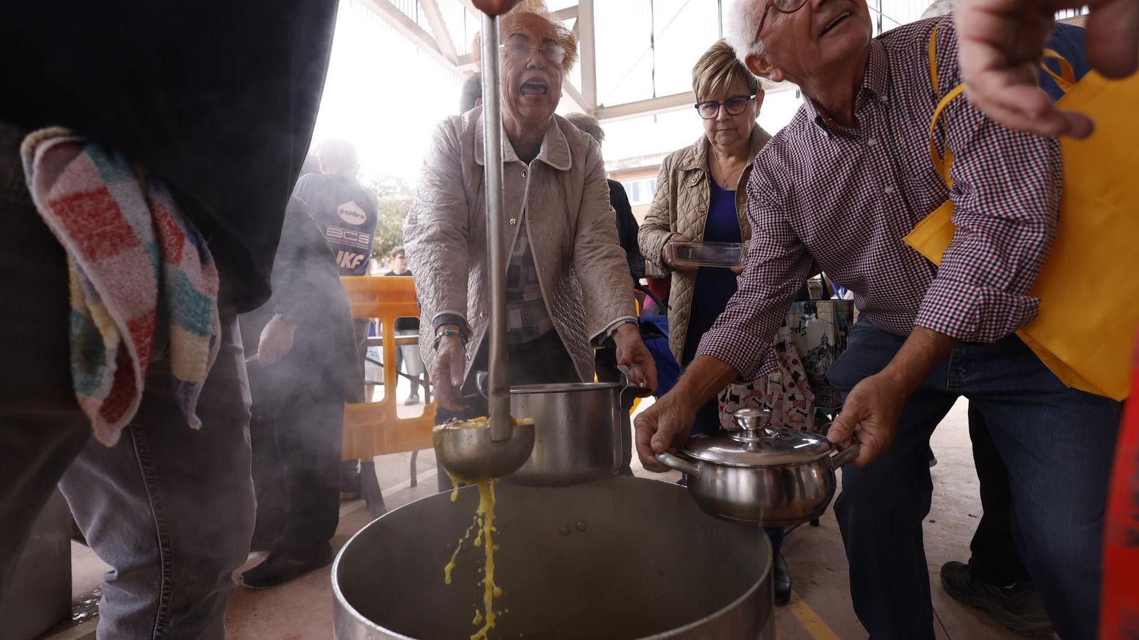 Les Calderes de les festes de Mare de Deu de Foios (Horta Nord) cuinen per als veïns a Picanya (Horta Sud)