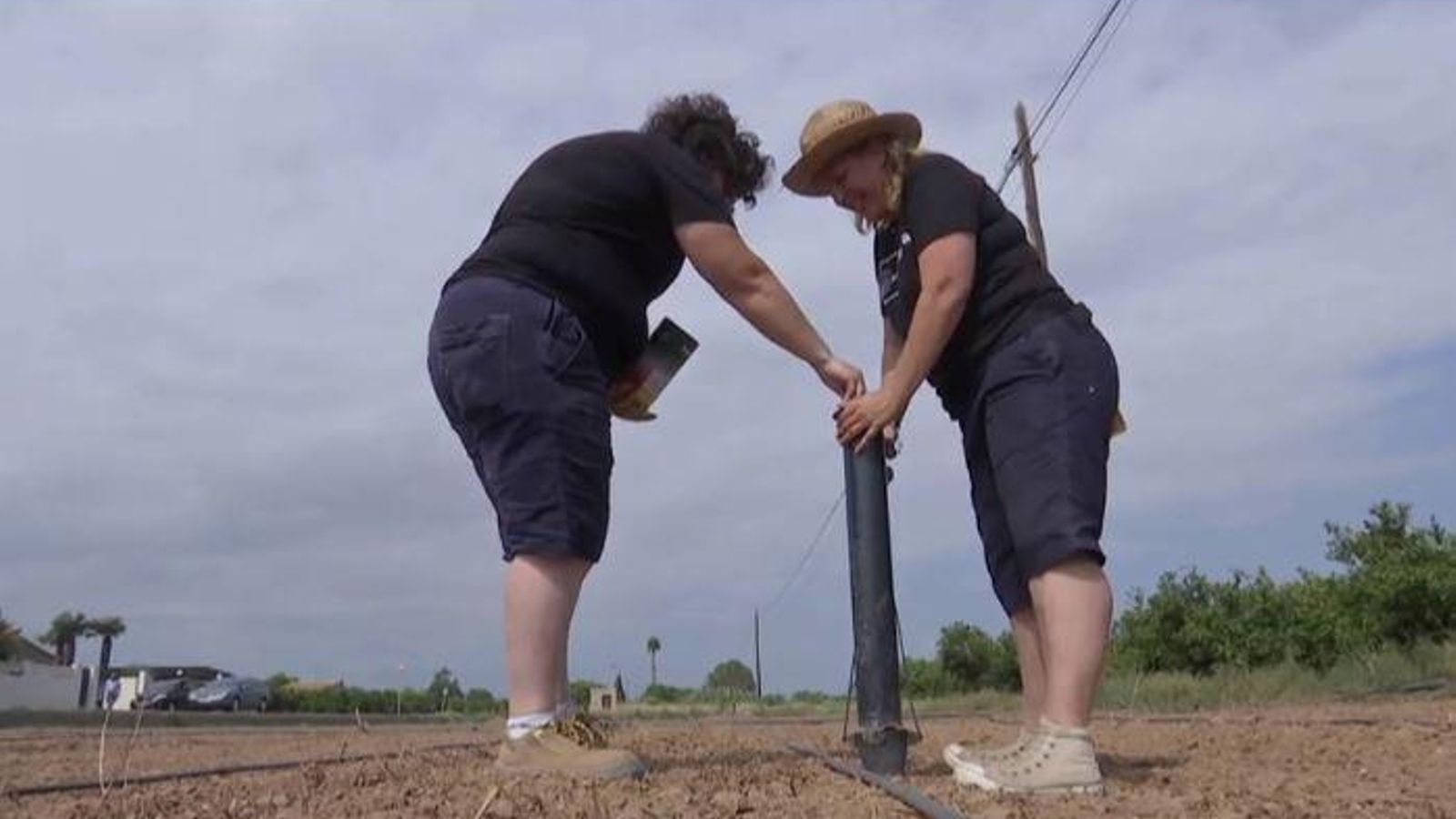 Una dona del món rural treballa amb el seu tractor al seu terreny