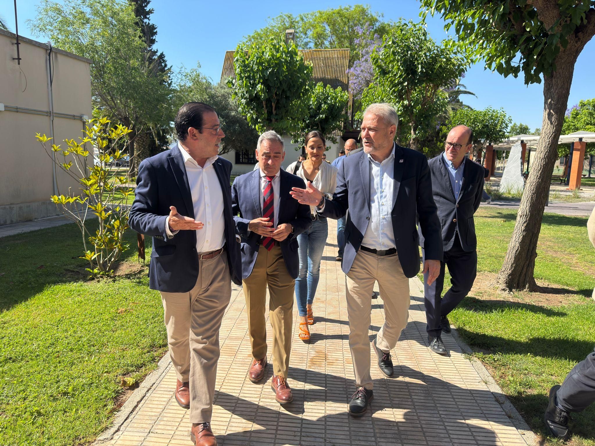 Barrachina, al costat dels consellers de Múrcia i Andalusia, a Oriola