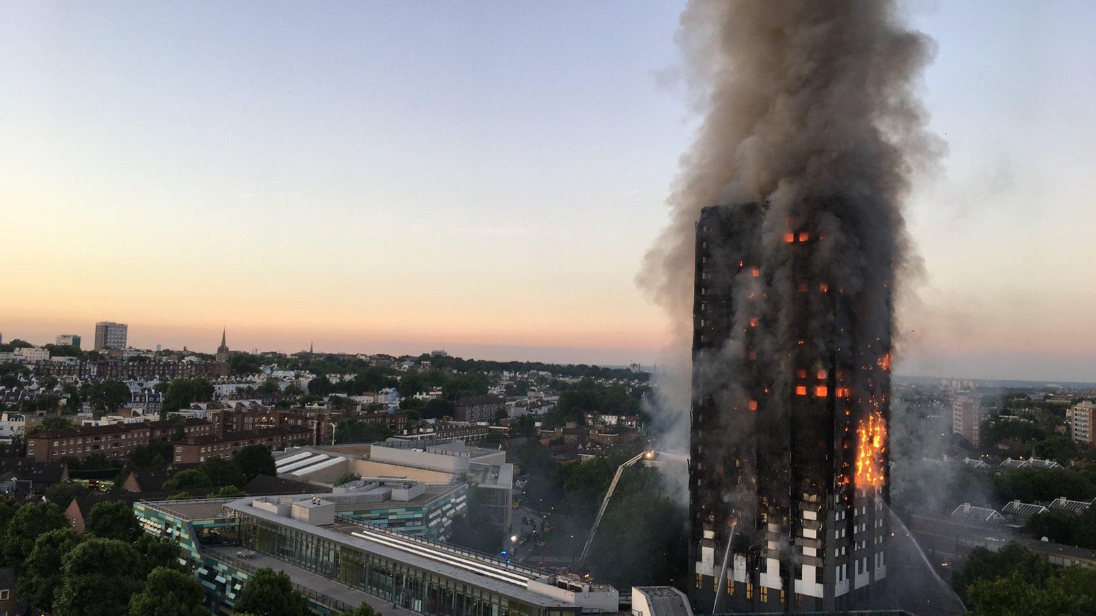 La torre Grenfell de Londres, past de les flames (14 de juny de 2017)