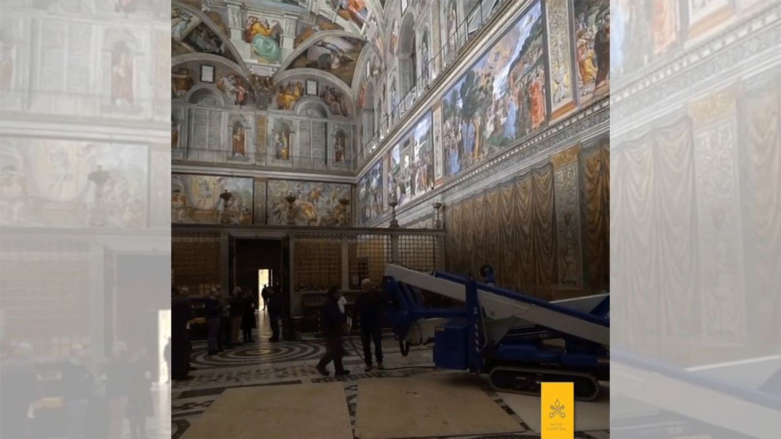 Instal·lació dels tapissos de l'artista Rafael a la Capella Sixtina