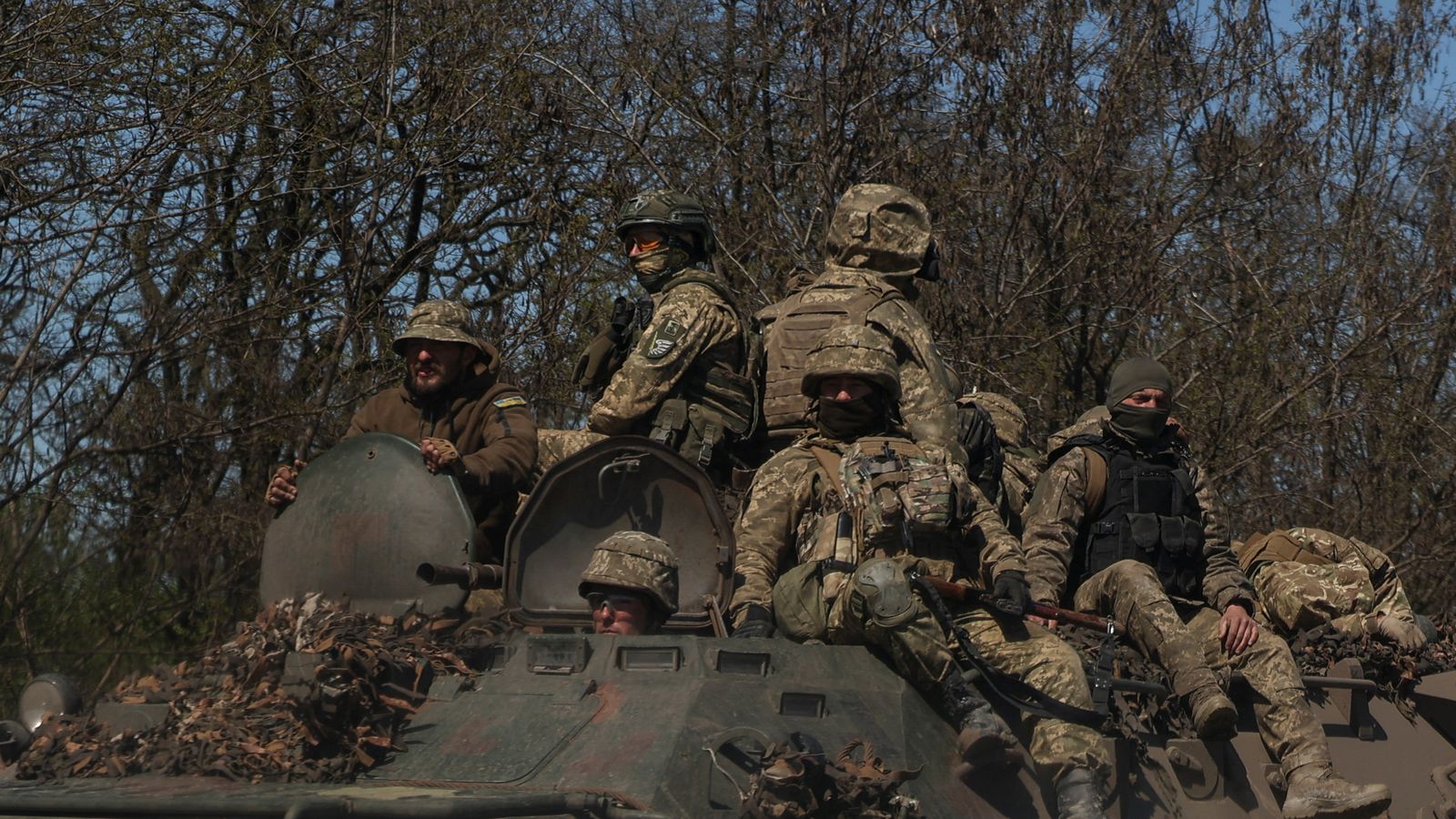 Soldats ucraïnesos viatgen sobre un transport blindat de personal prop d'una línia del front, a la regió de Donetsk / Sofiia Gatilova (Reuters)