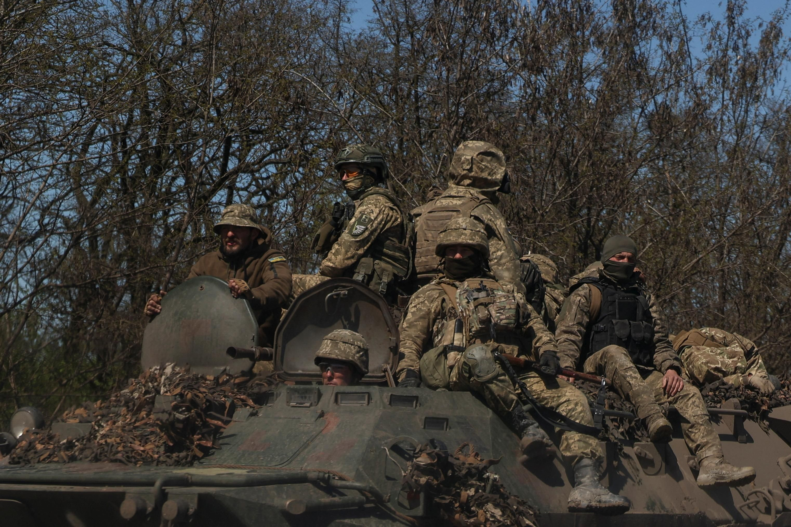 Soldats ucraïnesos viatgen sobre un transport blindat de personal prop d'una línia del front, a la regió de Donetsk / Sofiia Gatilova (Reuters)