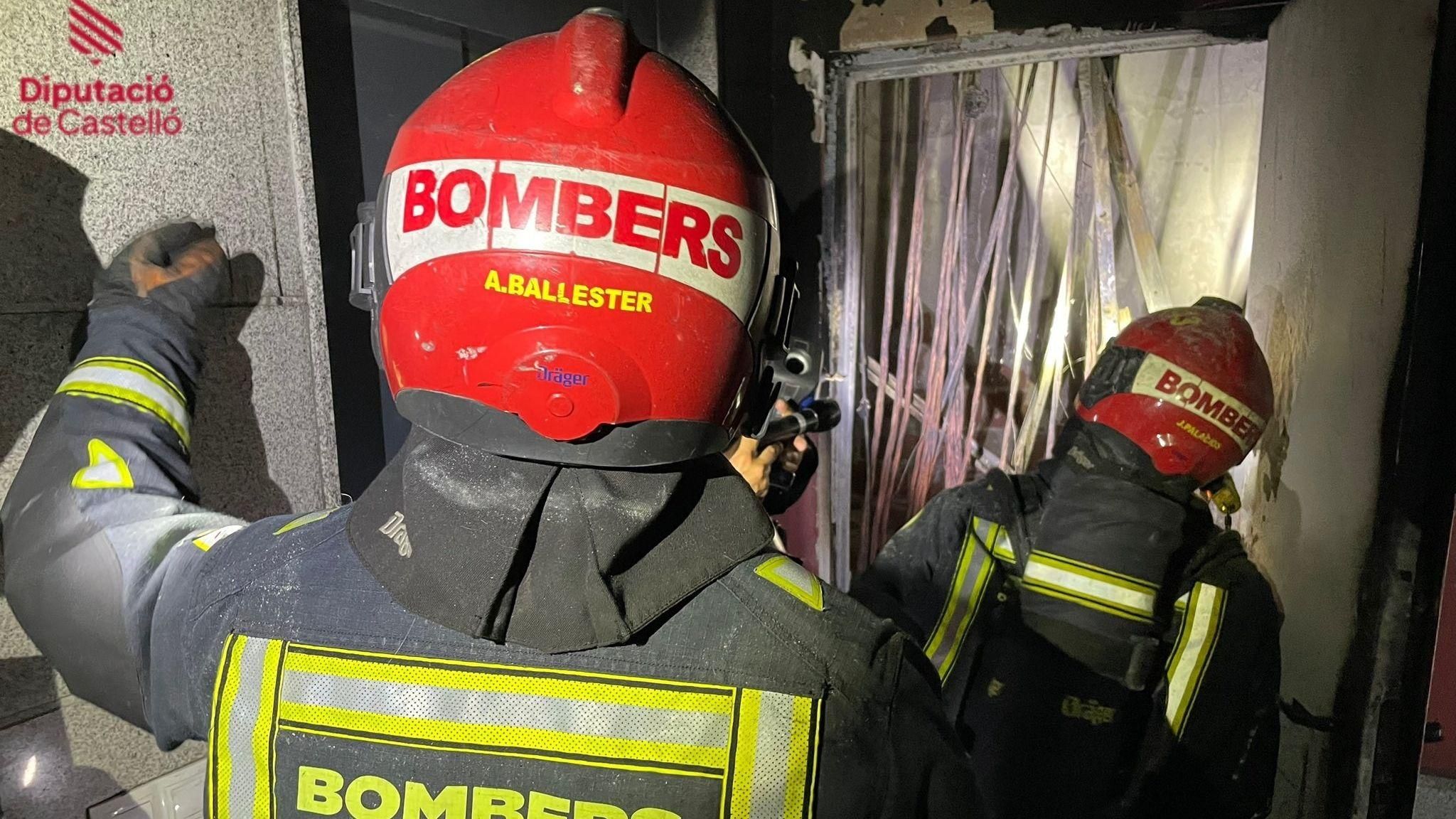Els bombers del parc de la Plana Baixa inspeccionen la sala de comptadors, l'origen de l'incendi