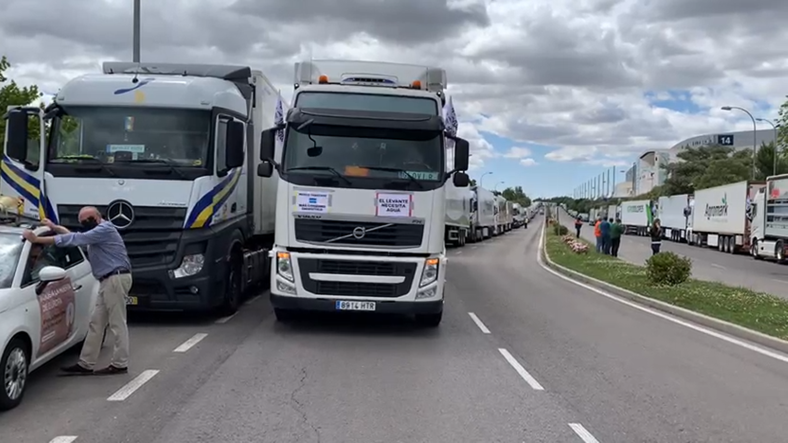 Camions retinguts esperant l'atorització de la Policia Nacional per a participar en la caravana