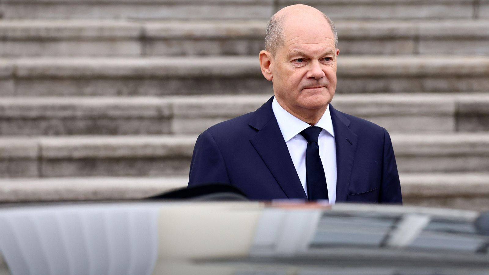 El canceller alemany Olaf Scholz eixint del Palau Bellevue a Berlín, Alemanya