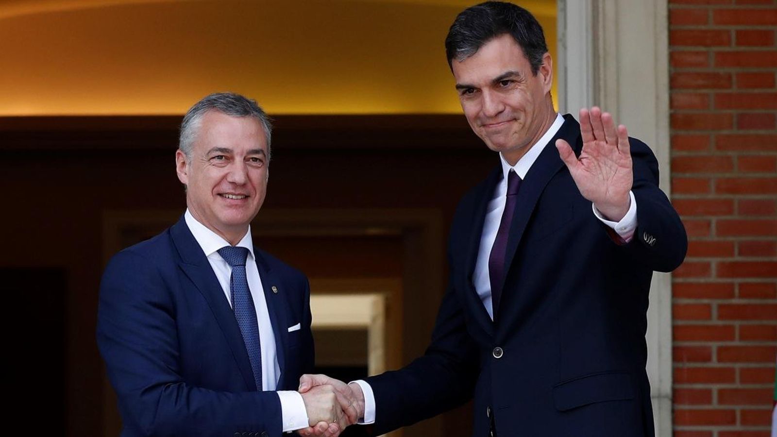 El president del Govern d'Espanya, Pedro Sánchez i el Lehendakari, Íñigo Urkullu, encaixen mans abans de la reunió a La Moncloa