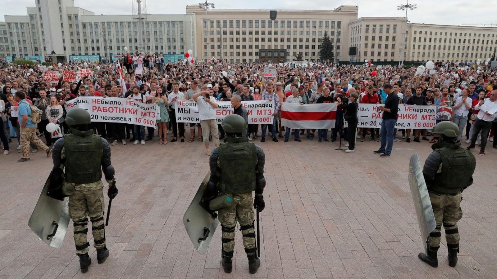 Milers de persones protesten contra el govern a Minsk.