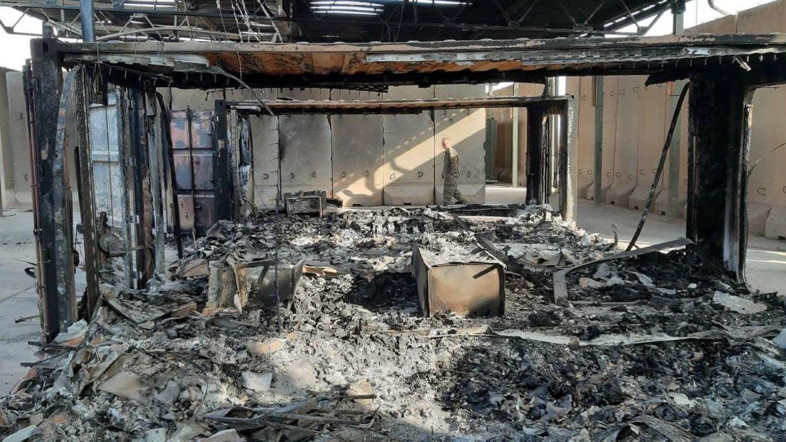 Danys causats per l'impacte de dos coets en una base militar a Bagdad