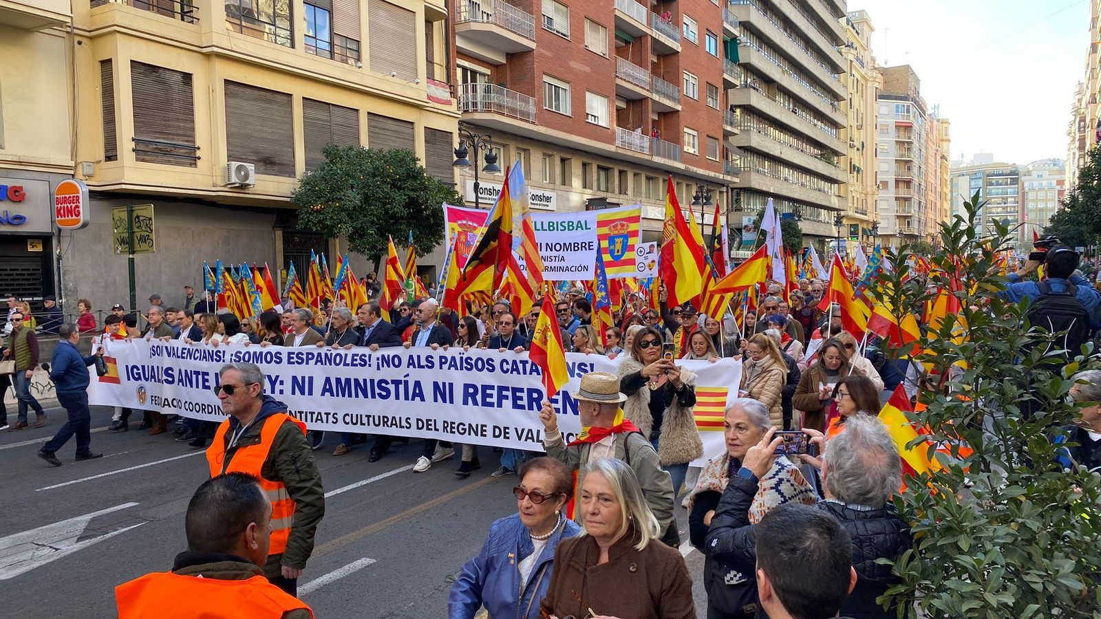 Milers de persones es manifesten contra l'amnistia a València