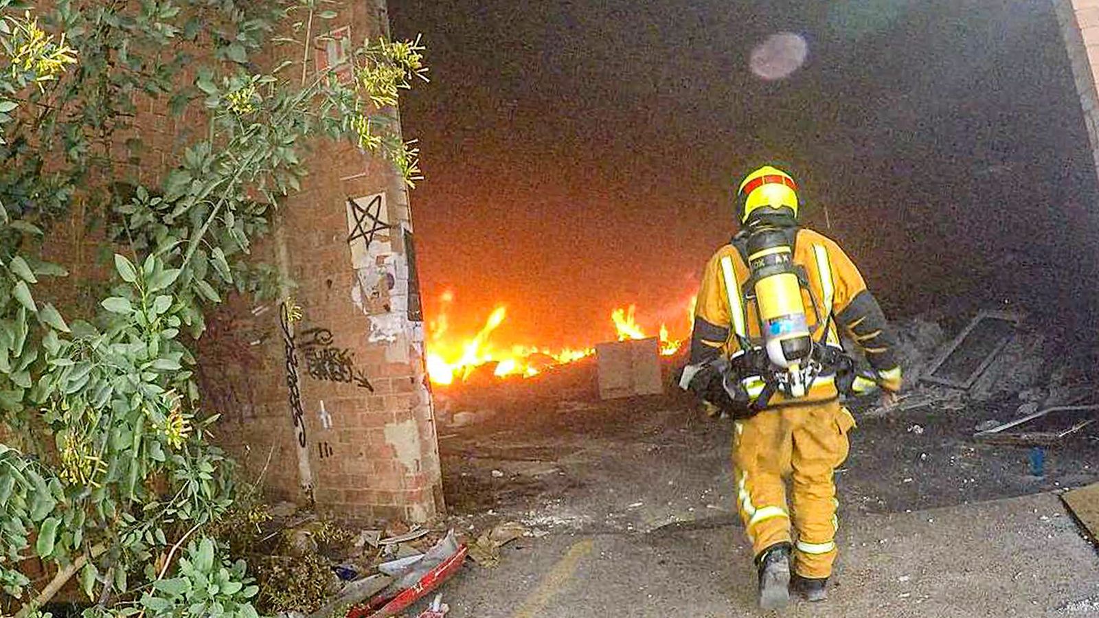 Intervenció d'un bomber en l'incendi