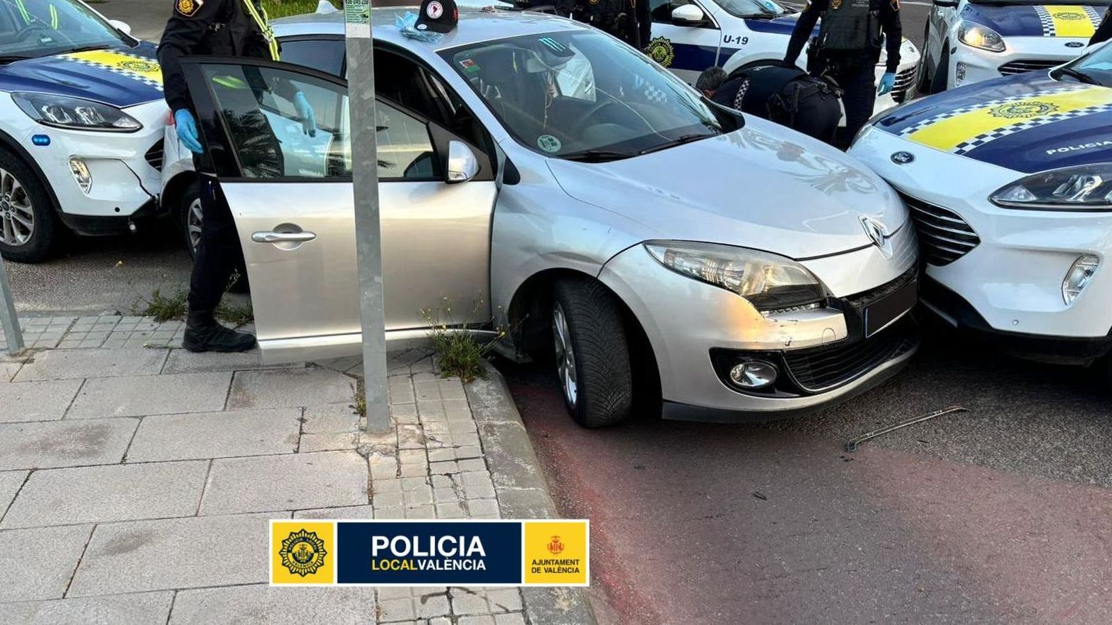 El turisme gris, bloquejat pels vehicles policials, quan van aconseguir reduir-lo