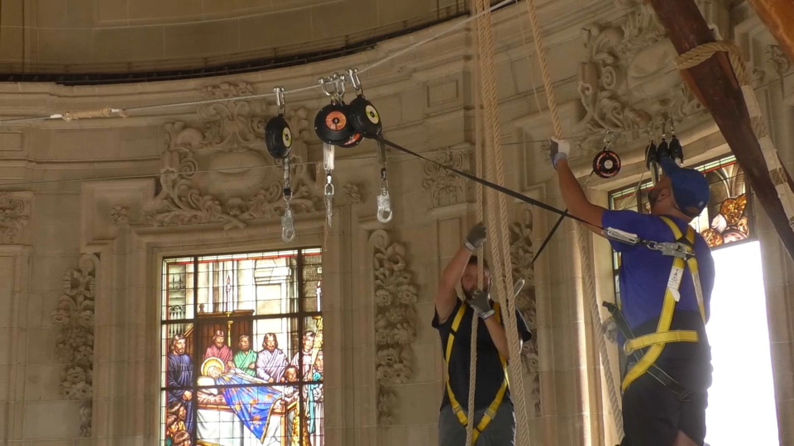 El treball d’un equip de més de 30 persones fa possible el 'miracle' del Misteri