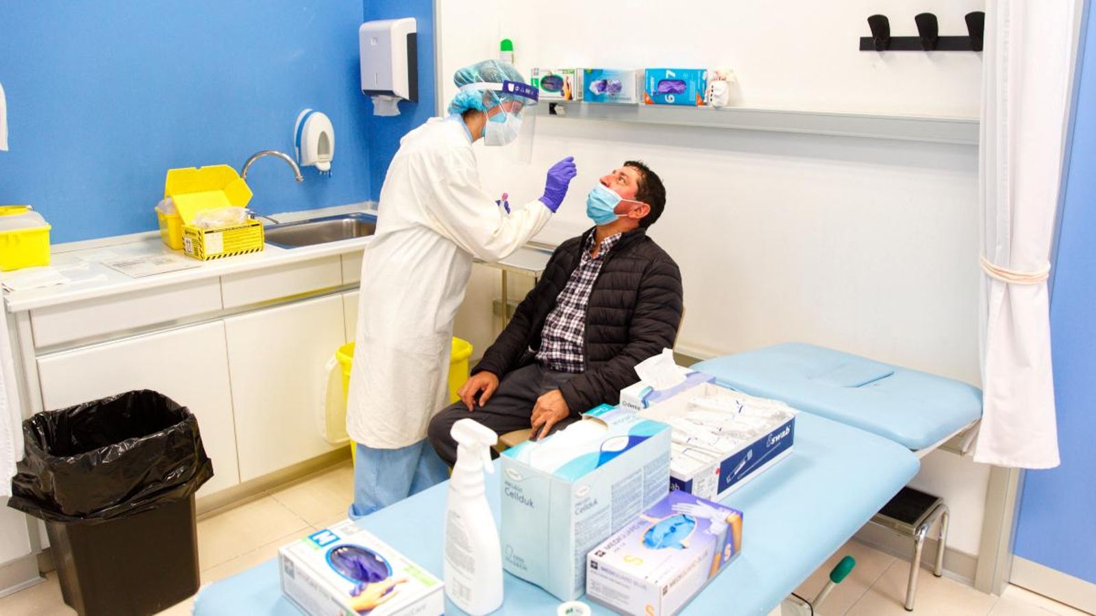 Un ciutadà se sotmet a una prova PCR