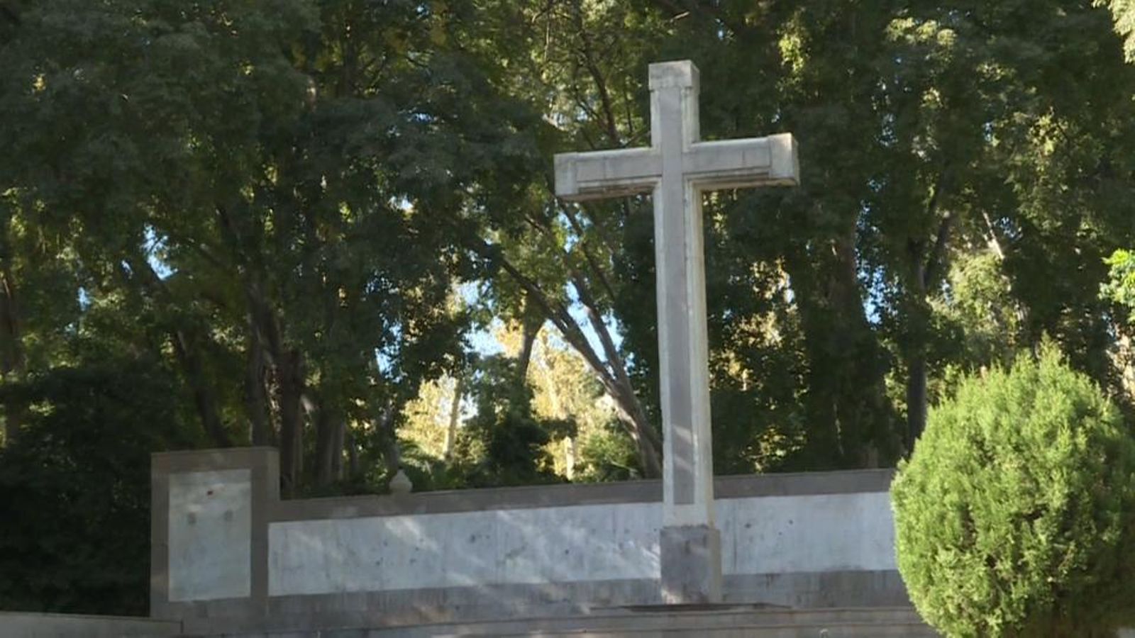 La creu franquista del parc de Ribalta de Castelló, un dels municipis interpel·lats