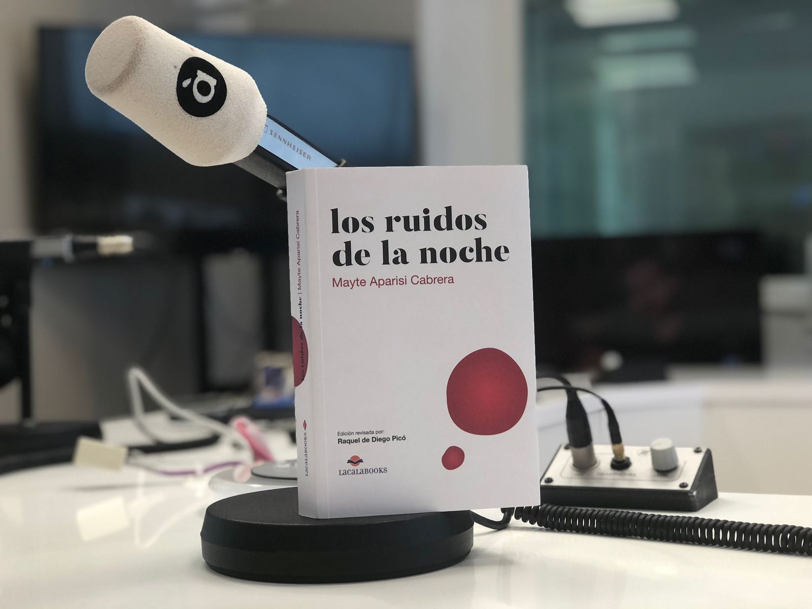 'Los ruidos de la noche' planteja un retrat familiar que es dibuixa des de Beirut fins a Buenos Aires i que acaba amb arrels que continuen creixent a València un segle després. 