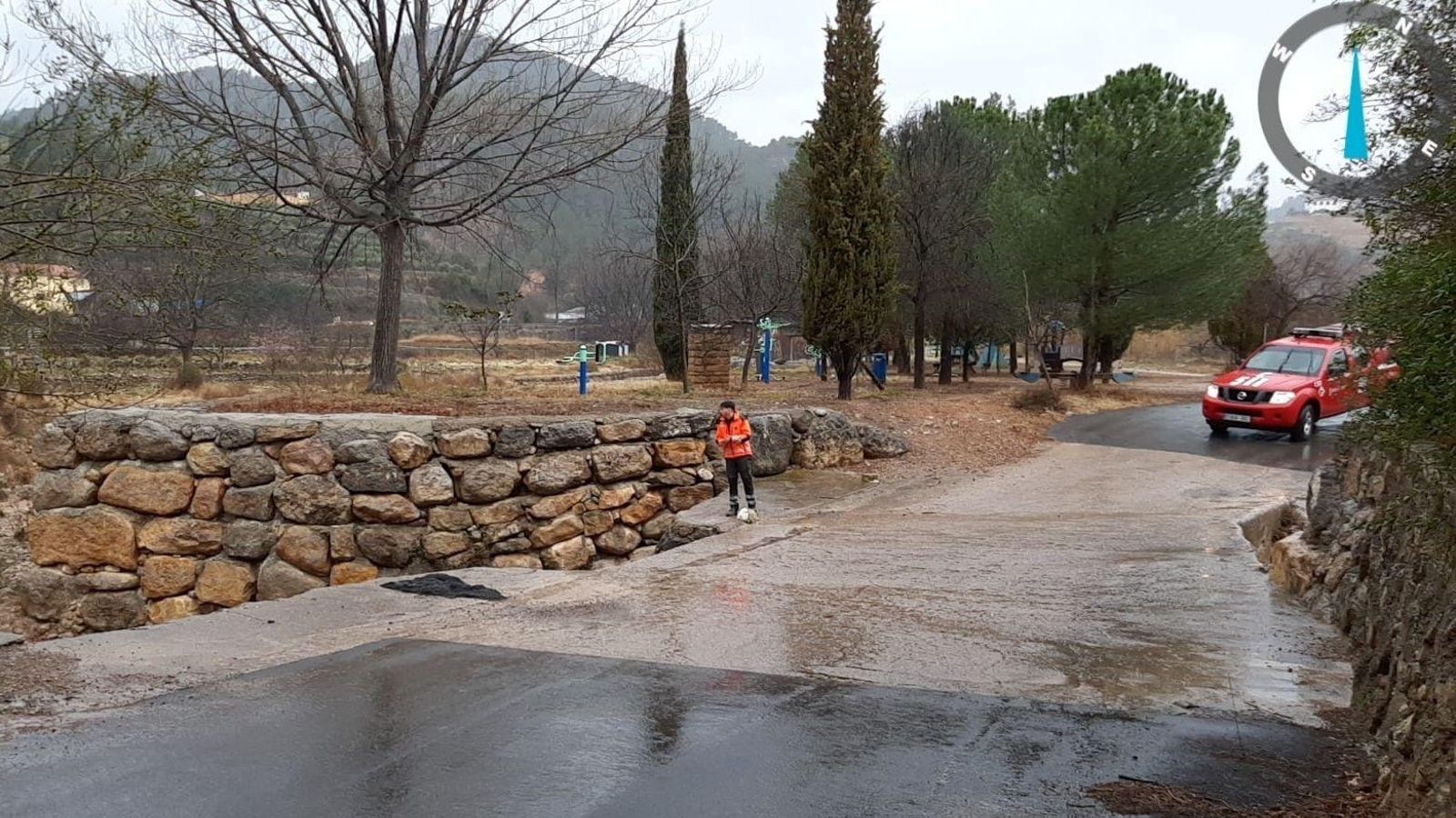 Una unitat dels bombers forestals comprova l'estat del riu a Vilafermosa