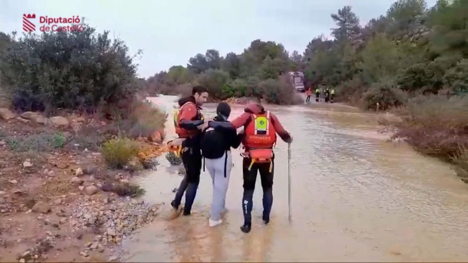 Els bombers rescaten una família que havia quedat atrapada en el cotxe per la pujada d'una rambla