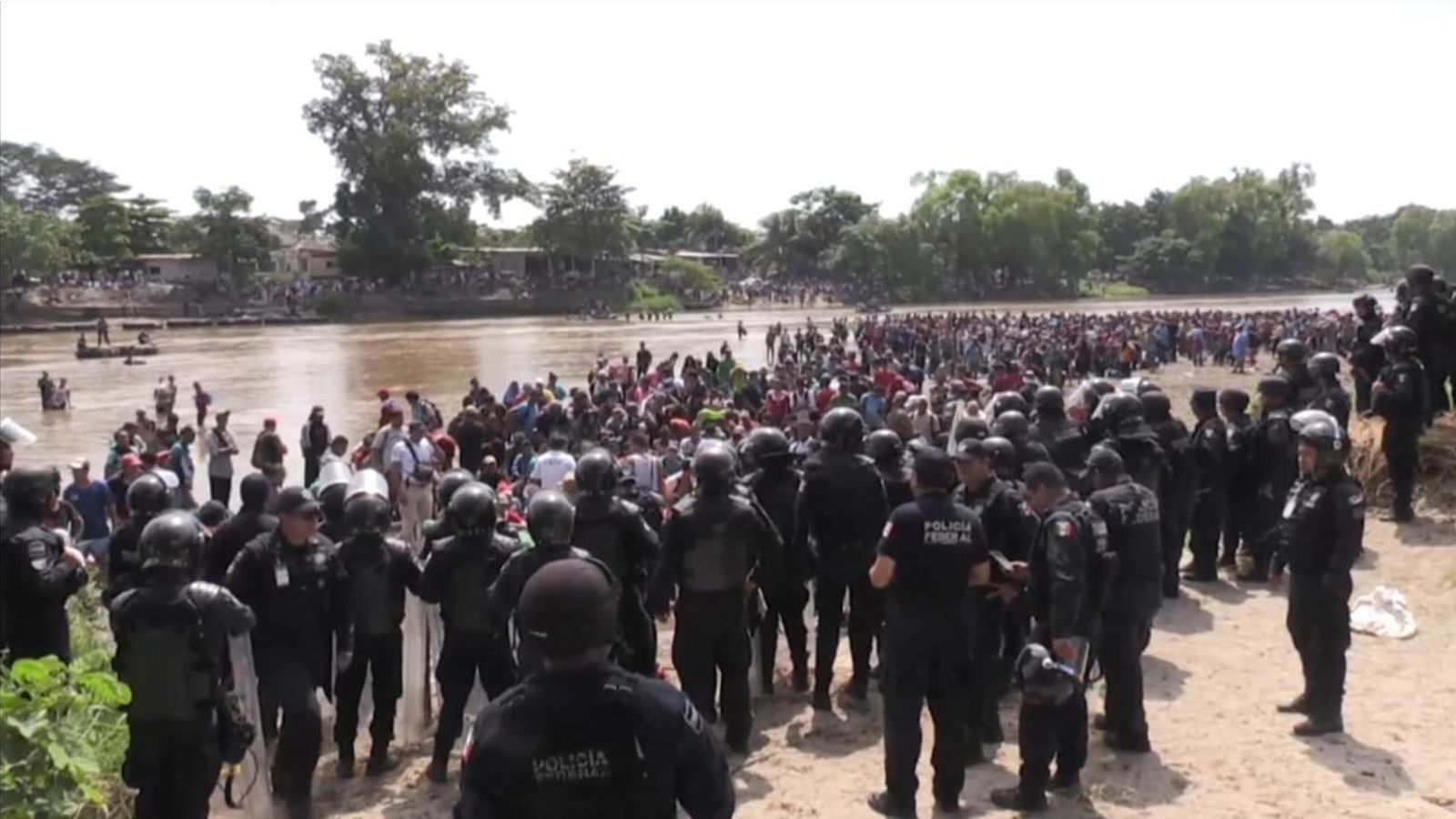 Milers de migrans travessen la frontera entre Guatemala i Mèxic, en una segona caravana per arribar als EUA