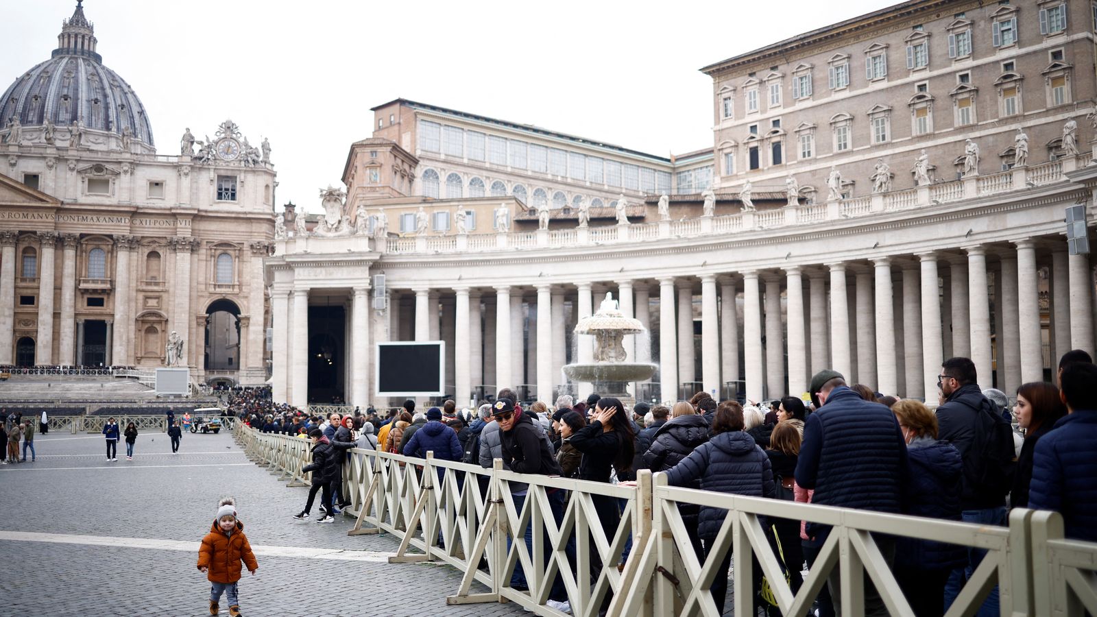 Cues multitudinàries per a entrar a la basílica de Sant Pere, al Vaticà