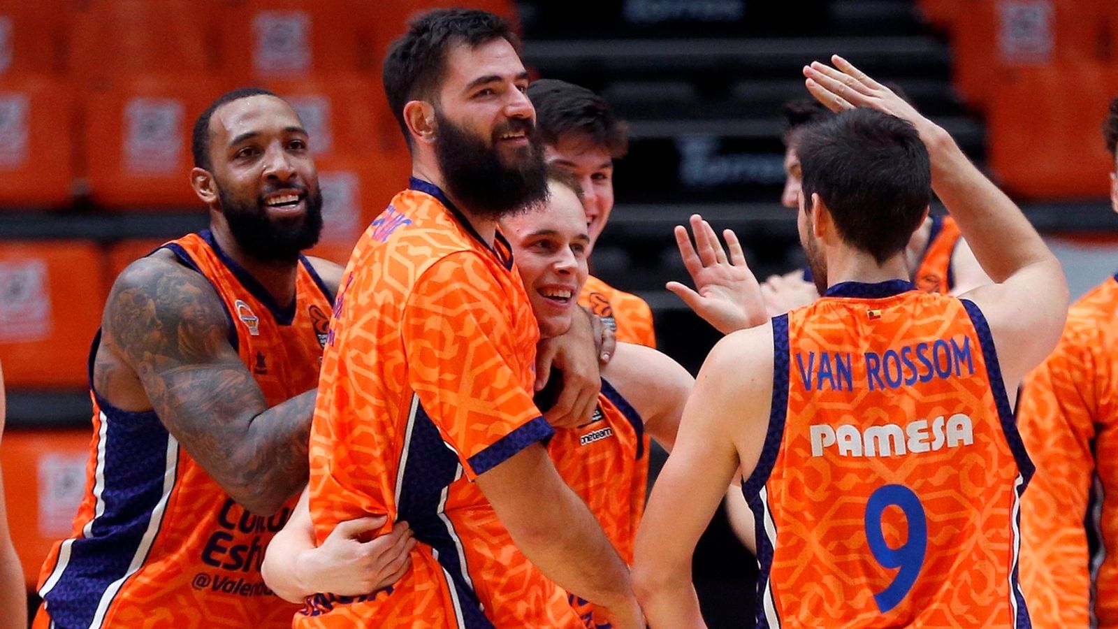 Els jugadors del València Basket celebren la victòria contra l'Anadolu Efes en l'Eurolliga