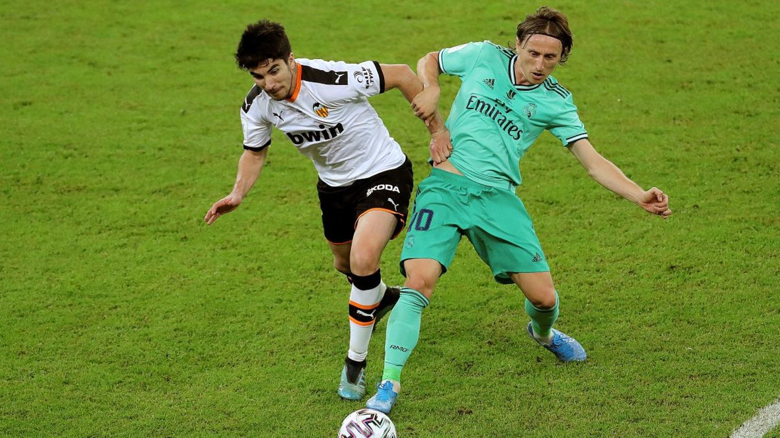 Soler i Modrić lluiten pel baló