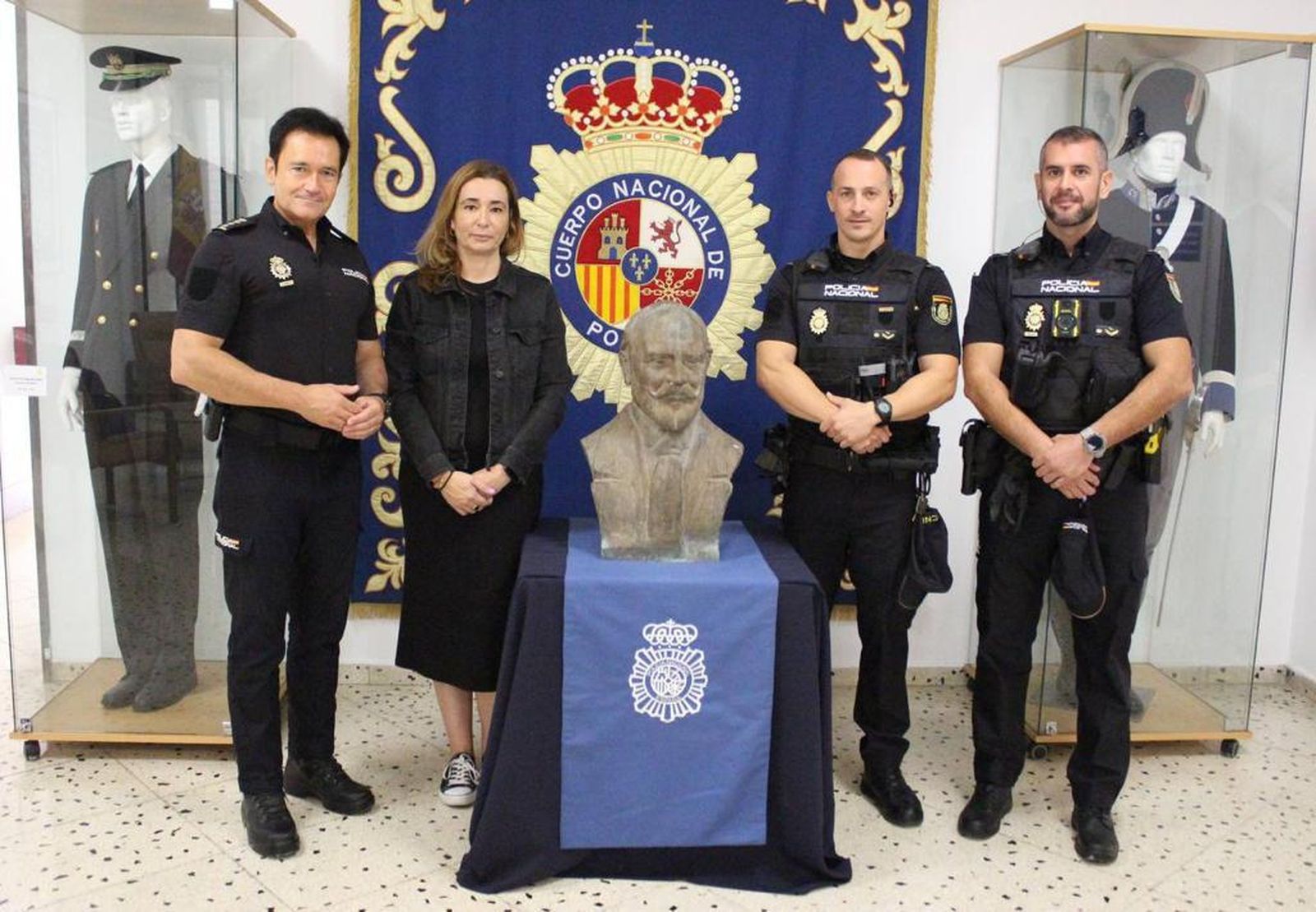 Acte d'entrega de l'escultura furtada a l'Ajuntament de València