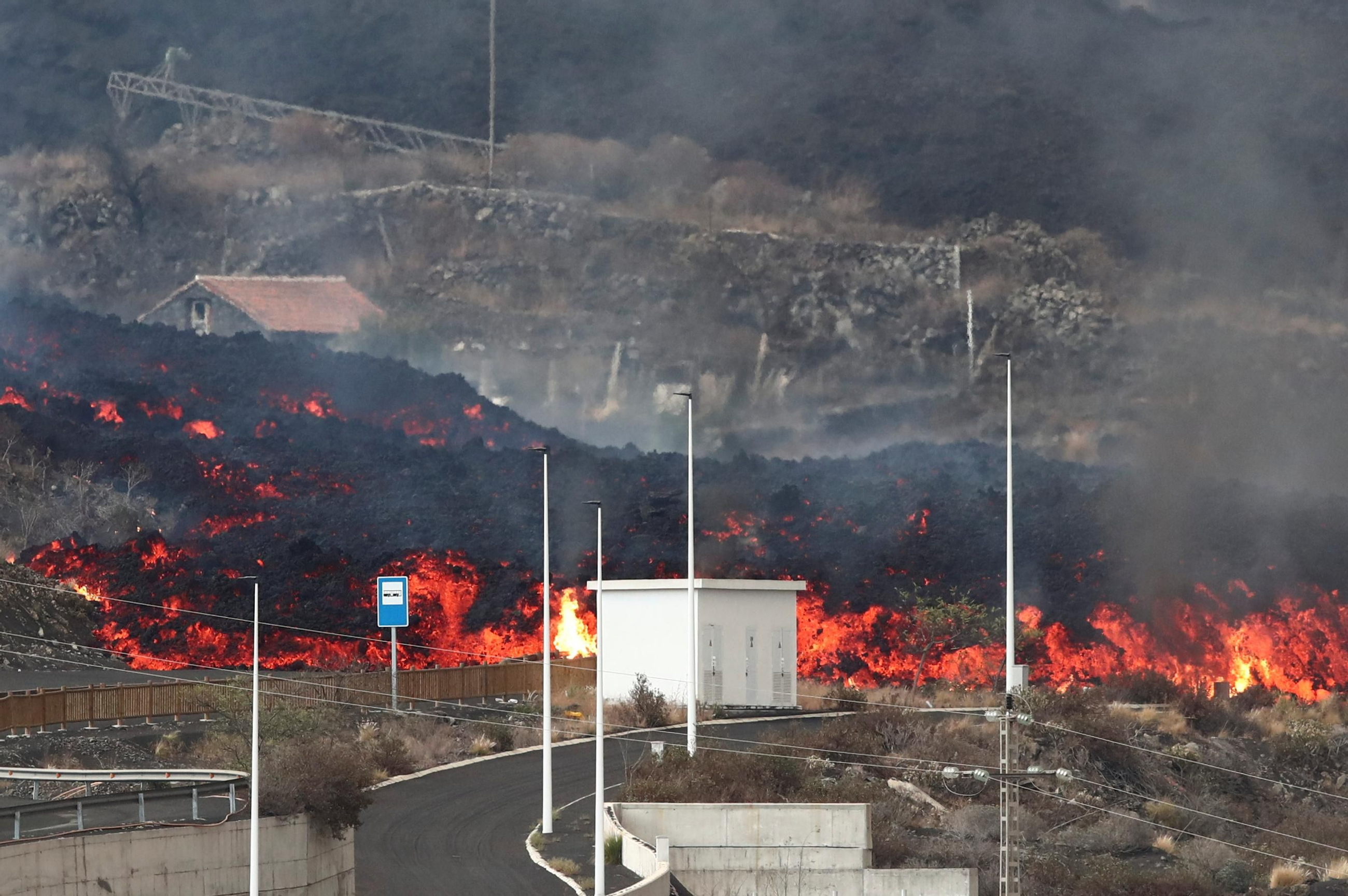 La colada de lava del volcà de Cumbre Vieja a Los Llanos, La Palma La colada de lava del volcà Cumbre Vieja a Los Llanos, La Palma