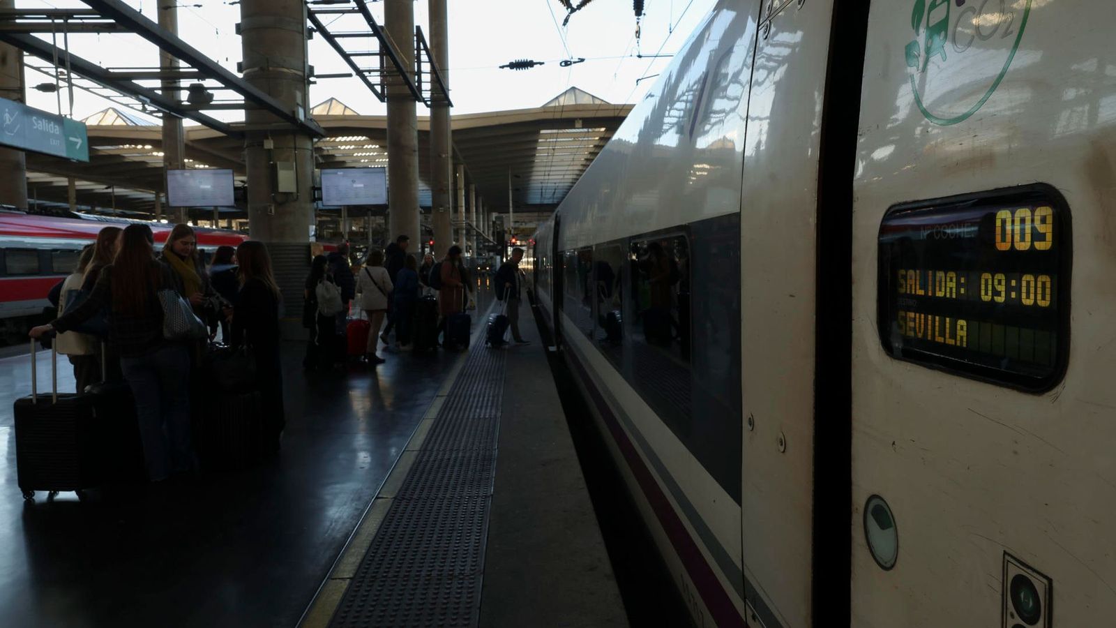 Passatgers en l'AVE Madrid-Sevilla este dimarts, a l'estació d'Atocha