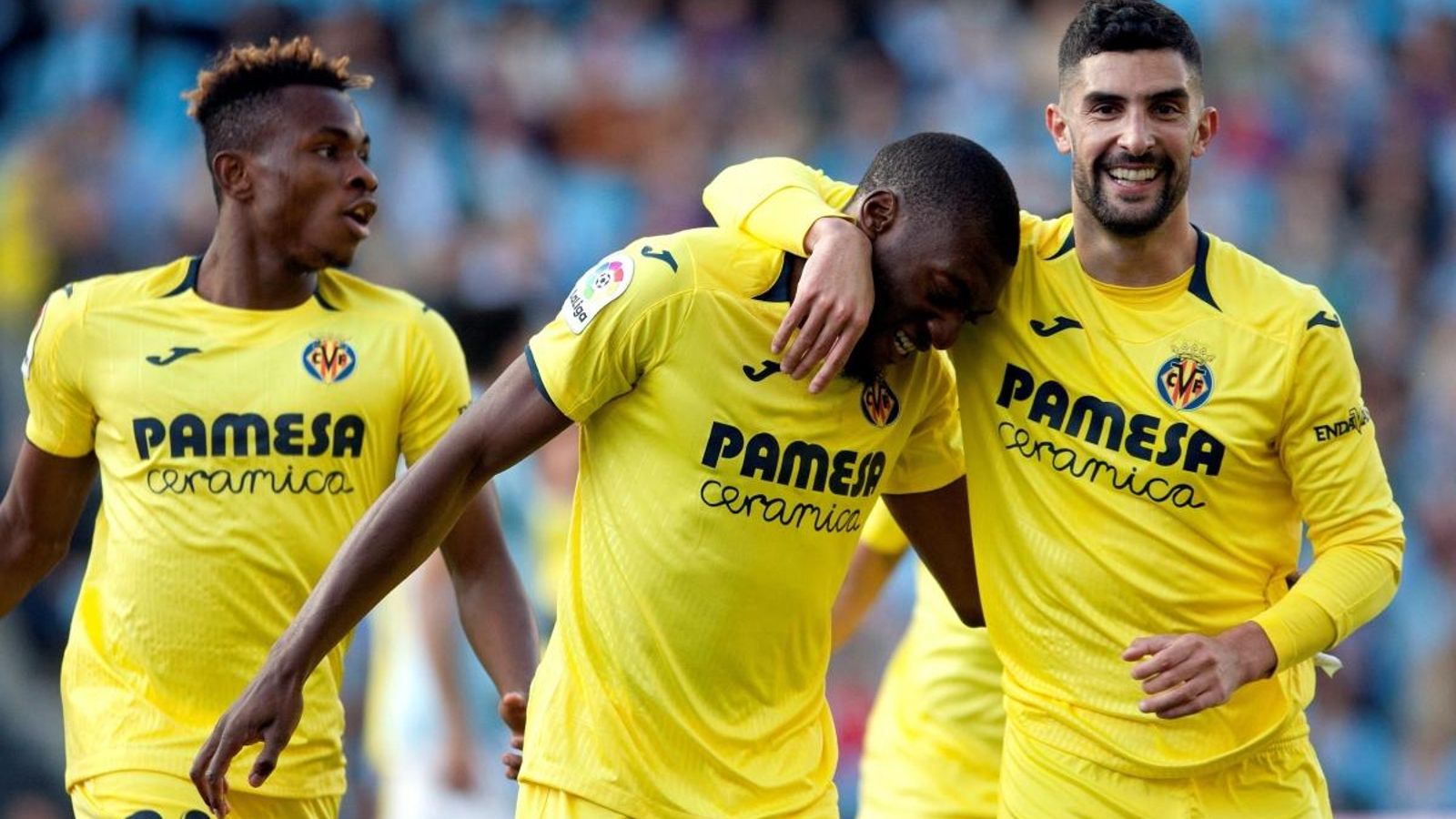 El davanter camerunés Toko Ekambi és felicitat pels companys d'equip després de fer el primer gol per al Villarreal.
