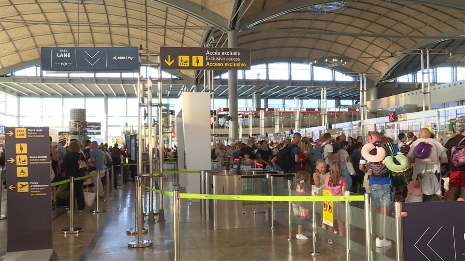 Cua a un dels controls de seguretat de l'aeroport d'Alacant-Elx Miguel Hernández en una imatge d'arxiu