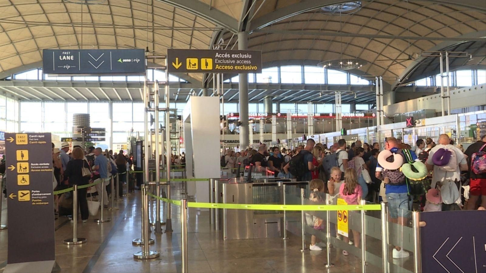 Cua en un dels controls de seguretat de l'aeroport d'Alacant-Elx Miguel Hernández en una imatge d'arxiu Cua a un dels controls de seguretat de l'aeroport d'Alacant-Elx Miguel Hernández en una imatge d'arxiu