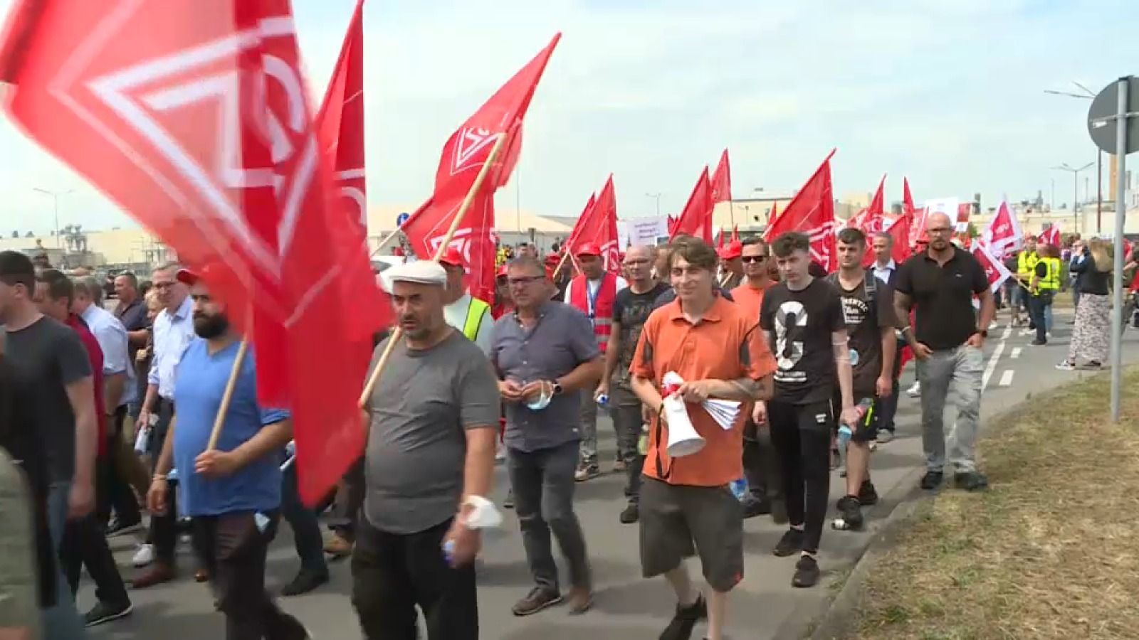Els treballadors de la planta alemanya de Ford a Saarlouis, durant la protesta