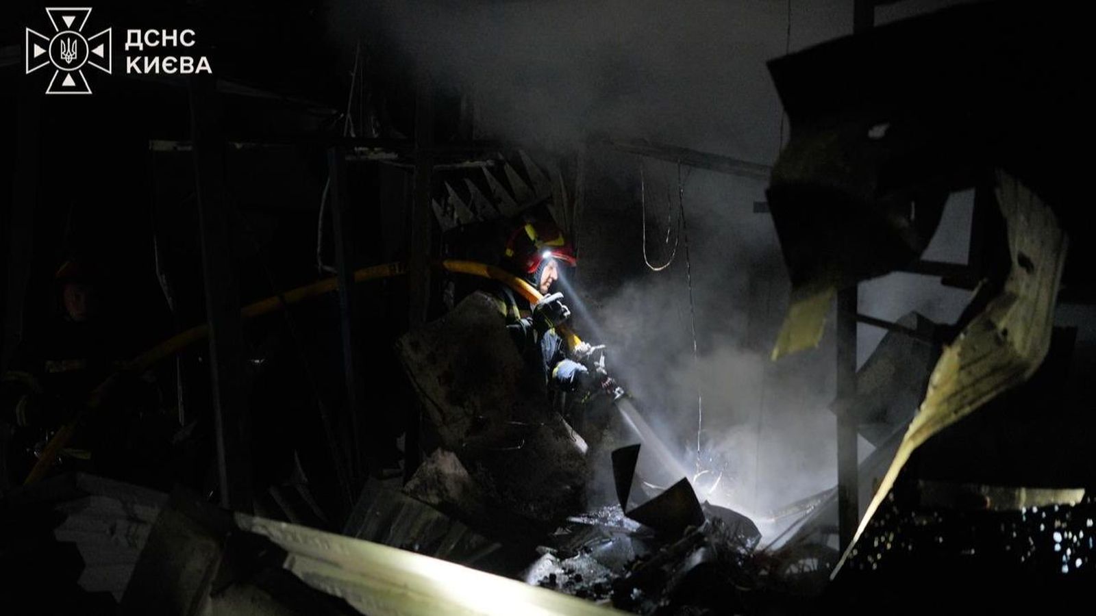 Un efectiu del Servici Estatal d'Emergencias de Kíiv inspecciona una de les construccions afectades