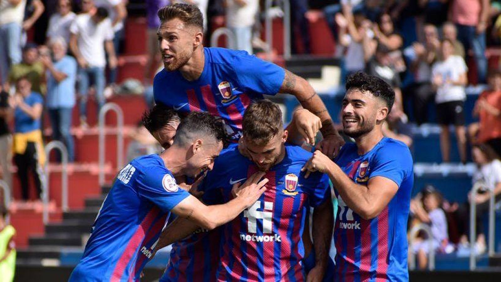 Un jugador de l'Eldenc disputa una pilota amb un rival